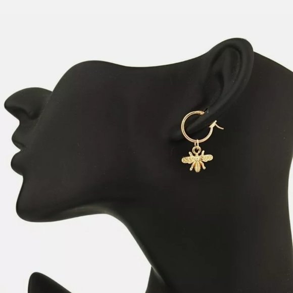 Brand New 18k Bee 🐝 beautiful Gold Stud Earrings - Picture 7 of 9